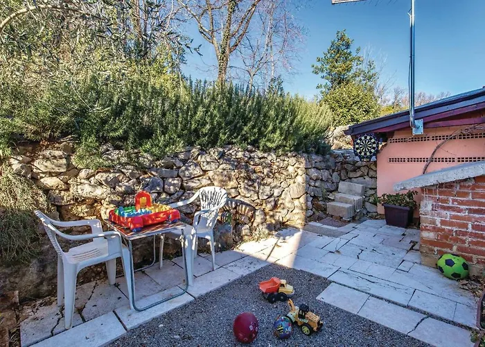 1 Bedroom Awesome In Διαμέρισμα *